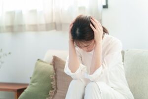頭を抱えている女性