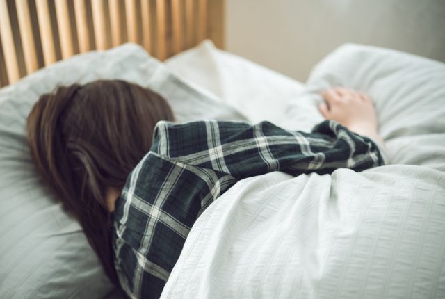 眠っている女性