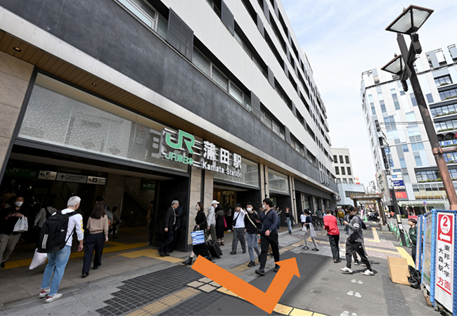 蒲田駅東口を出て、左方向へ進みます。