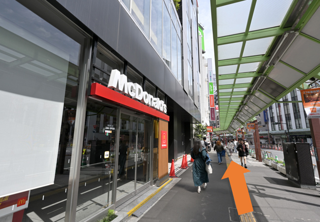 マクドナルド様を左手側に直進します。